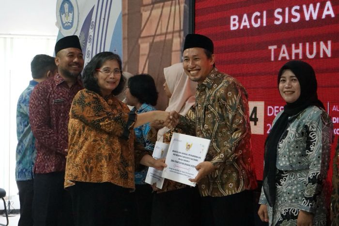 Pj Wali Kota Kediri Serahkan Bantuan Sosial Pendidikan Bagi Mahasiswa dan Siswa SMA/SMK Pj Wali Kota Kediri Serahkan Bantuan Sosial Pendidikan Bagi Mahasiswa dan Siswa SMA/SMK