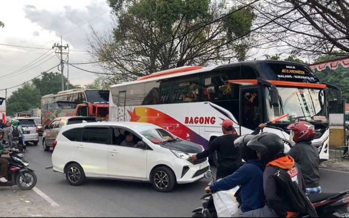 Kepala Pengelola Bungurasih Peringatkan Sopir Bus Agar Turunkan Penumpang di Area yang Ditentukan Kepala Pengelola Bungurasih Peringatkan Sopir Bus Agar Turunkan Penumpang di Area yang Ditentukan
