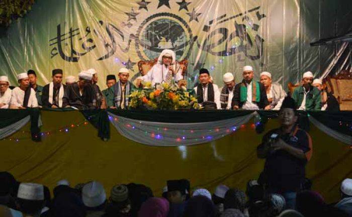 Bersama Ribuan Jema’ah, KH Muzakki Syah Doakan Situbondo tetap Kondusif Menjelang Pilkada Bersama Ribuan Jema’ah, KH Muzakki Syah Doakan Situbondo tetap Kondusif Menjelang Pilkada