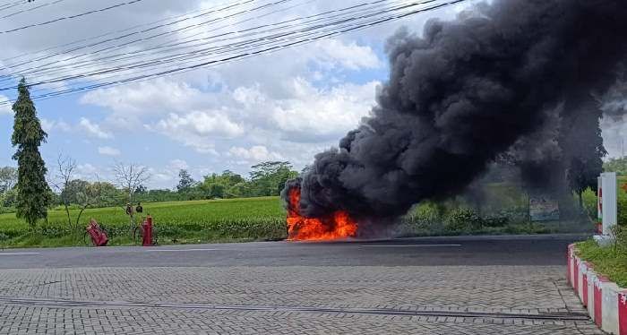 Minibus Keluarkan Suara Ledakan saat Isi BBM di SPBU Talun Blitar, Ludes Terbakar