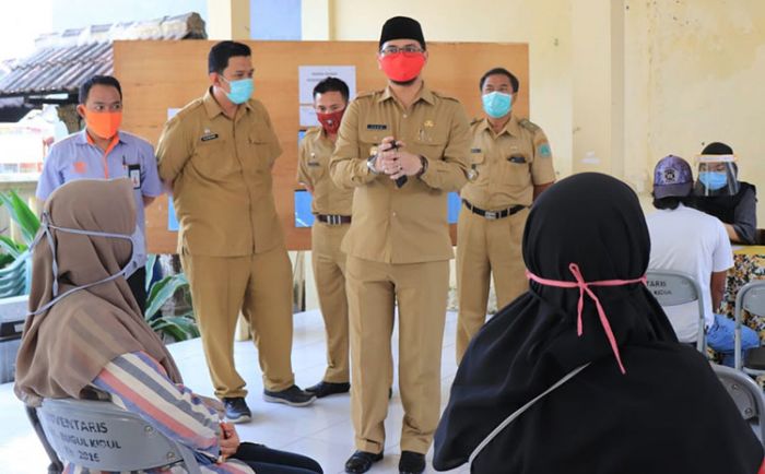 Plt. Wali Kota Pasuruan Tinjau Langsung Penyaluran BST Tahap III Plt. Wali Kota Pasuruan Tinjau Langsung Penyaluran BST Tahap III