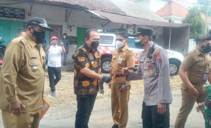 Gencarkan Edukasi ke Warga, Bupati Jember Optimis PPKM Berbasis Hulu Mampu Tekan Covid-19 Gencarkan Edukasi ke Warga, Bupati Jember Optimis PPKM Berbasis Hulu Mampu Tekan Covid-19