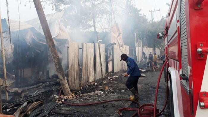 Kebakaran Hebat Gegerkan Warga Gedangan Sidoarjo Jelang Berbuka Kebakaran Hebat Gegerkan Warga Gedangan Sidoarjo Jelang Berbuka