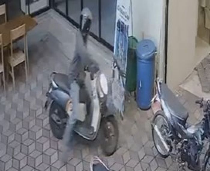 Terekam CCTV, Honda Scoopy Milik Penjaga Kos di Prigen Pasuruan Diembat Maling