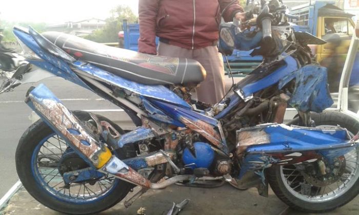 Pengendara Sepeda Motor Tabrak Pantat Truk di Taman Sidoarjo, Gegar Otak Berat Pengendara Sepeda Motor Tabrak Pantat Truk di Taman Sidoarjo, Gegar Otak Berat