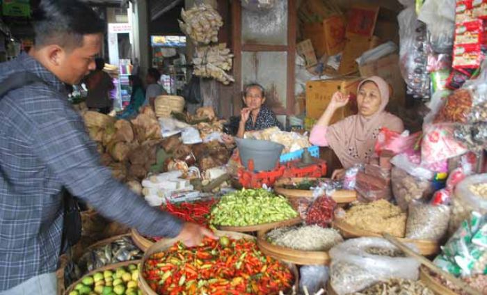 Dua Bulan Harga Cabai Bertengger di atas Seratus Ribu Rupiah Dua Bulan Harga Cabai Bertengger di atas Seratus Ribu Rupiah