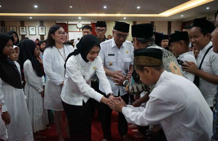 Wali Kota dan Wakil Wali Kota Kediri Serahkan Santunan ke 180 Anak Yatim