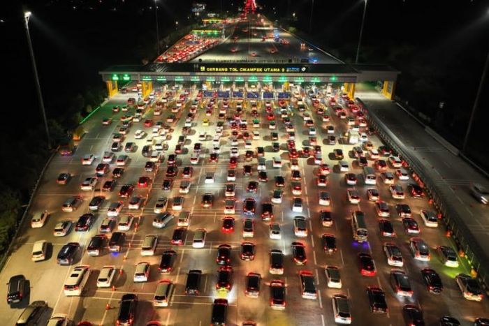 One Way dari Semarang Hingga Tol Jakarta-Cikampek Masih Diberlakukan One Way dari Semarang Hingga Tol Jakarta-Cikampek Masih Diberlakukan