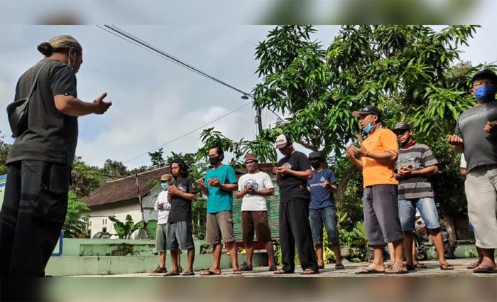 Ikut Tekan Penyebaran Covid-19, Pemuda Desa Wates Gelar Penyemprotan Disinfektan Ikut Tekan Penyebaran Covid-19, Pemuda Desa Wates Gelar Penyemprotan Disinfektan