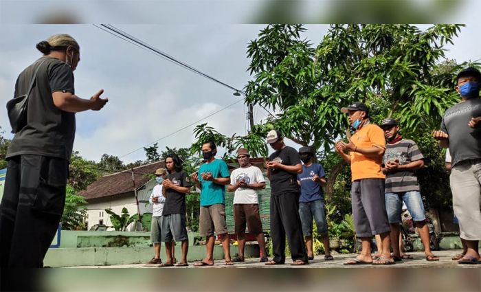 Ikut Tekan Penyebaran Covid-19, Pemuda Desa Wates Gelar Penyemprotan Disinfektan