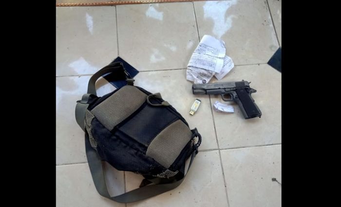 Santai di Teras Depan Rumah, Warga Sidoarjo Temukan Senjata Api Santai di Teras Depan Rumah, Warga Sidoarjo Temukan Senjata Api
