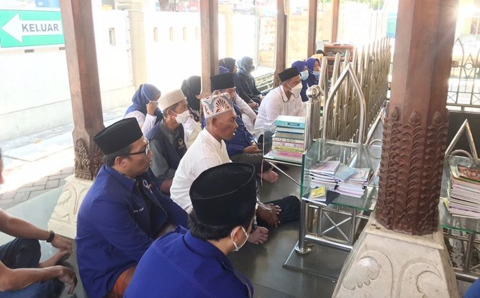 Peringati HSN 2021, NasDem Gresik Ziarah ke Makam Waliyullah hingga Nyantri Sehari di Ponpes Peringati HSN 2021, NasDem Gresik Ziarah ke Makam Waliyullah hingga Nyantri Sehari di Ponpes