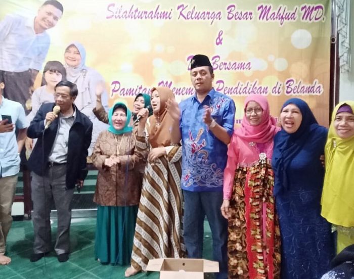 Heboh, Menkopolhukam Mahfud MD Joget dan Nyanyikan Lagu “Mengapa” Koes Plus Heboh, Menkopolhukam Mahfud MD Joget dan Nyanyikan Lagu “Mengapa” Koes Plus