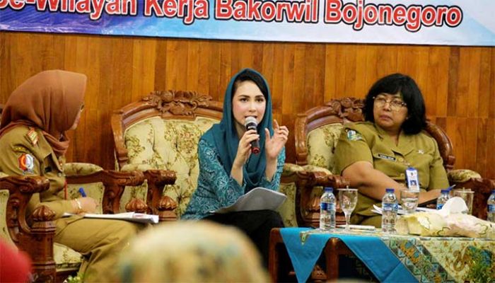 Arumi Bachsin Ajak Masyarakat Kurangi Penggunaan Plastik Arumi Bachsin Ajak Masyarakat Kurangi Penggunaan Plastik