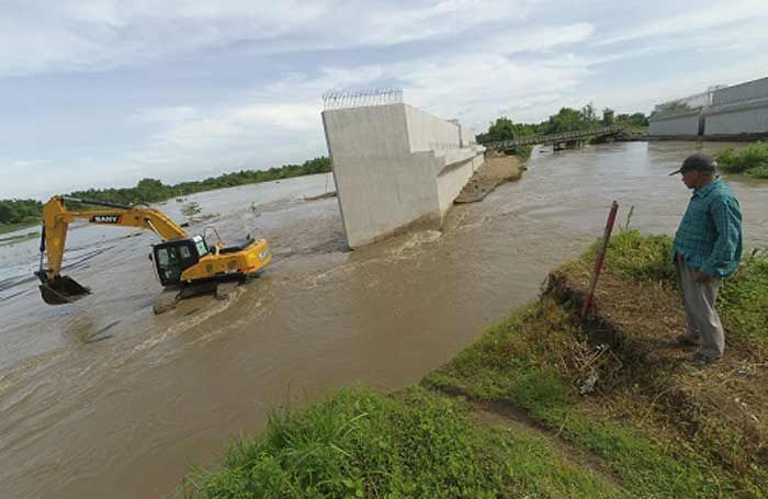 Tanggul Sungai Avur Kali Konto Jebol, Warga Salahkan Proyek Tol Tanggul Sungai Avur Kali Konto Jebol, Warga Salahkan Proyek Tol
