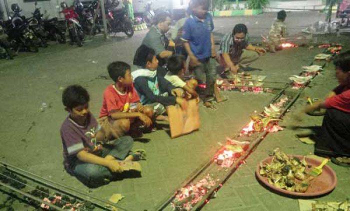 Ansor Tuban Bakar-bakar Ikan Sepanjang 33 Meter Ansor Tuban Bakar-bakar Ikan Sepanjang 33 Meter