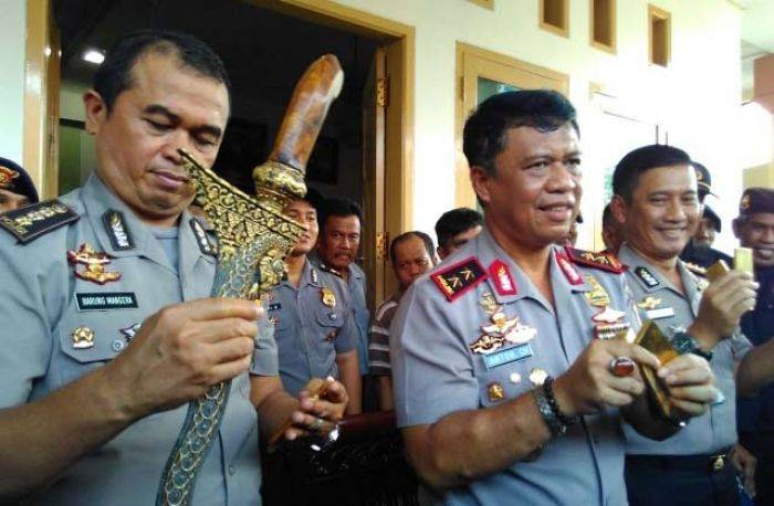 Rumah Korban Dimas Kanjeng Digeledah, Ditemukan Emas Batangan Palsu Rumah Korban Dimas Kanjeng Digeledah, Ditemukan Emas Batangan Palsu