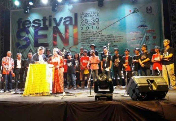 Ully Sigar Meriahkan Festival Kalimas Surabaya Ully Sigar Meriahkan Festival Kalimas Surabaya