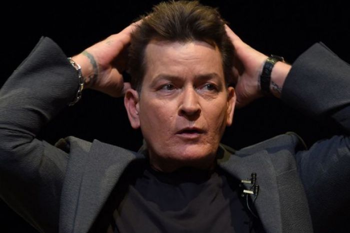 Positif Terjangkit HIV, Artis Charlie Sheen ingin Bunuh Diri Telan Peluru