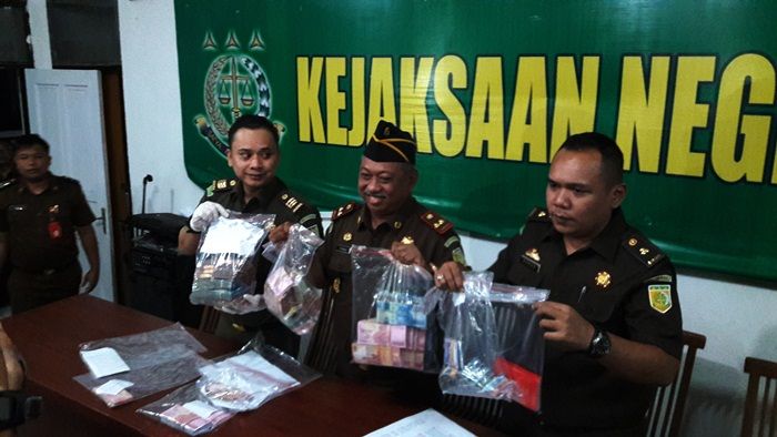 Gencar Tahan Pejabat, Aroma Mistis Selimuti Kantor Kejari Gresik Gencar Tahan Pejabat, Aroma Mistis Selimuti Kantor Kejari Gresik