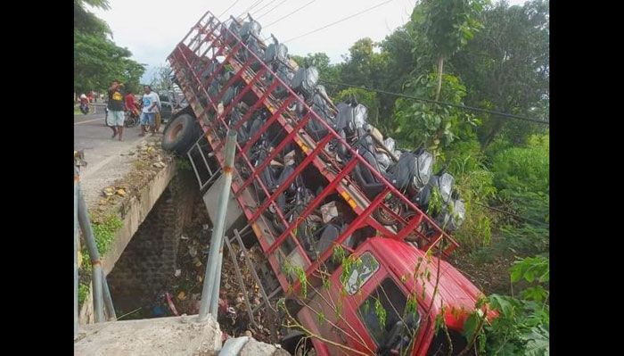 Sopir Ngantuk, Truk Kontainer Muat Puluhan Motor Yamaha Nmax Nyungsep