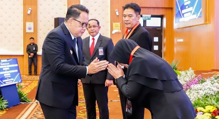 Pj Gubernur Jatim Ajak ASN Jadi Problem Solver dengan Inovasi yang Berdampak Nyata Pj Gubernur Jatim Ajak ASN Jadi Problem Solver dengan Inovasi yang Berdampak Nyata