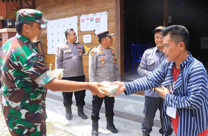 TNI-Polri di Ngawi Bagikan Makanan Sehat ke Masyarakat saat Coblosan Pilkada 2024 TNI-Polri di Ngawi Bagikan Makanan Sehat ke Masyarakat saat Coblosan Pilkada 2024