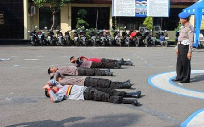 Lima Polisi di Lamongan yang Menganiaya Wartawan Akhirnya Dihukum Lima Polisi di Lamongan yang Menganiaya Wartawan Akhirnya Dihukum