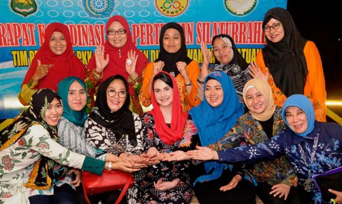 Arumi Minta PKK, Perwosi, dan DWP Ikut Bangun Madura dengan Perspektif Kewilayahan Arumi Minta PKK, Perwosi, dan DWP Ikut Bangun Madura dengan Perspektif Kewilayahan