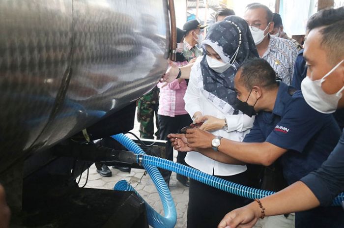 Bupati Mojokerto Tinjau Distribusi Ribuan Liter Minyak Goreng Curah untuk Pedagang dan IKM Bupati Mojokerto Tinjau Distribusi Ribuan Liter Minyak Goreng Curah untuk Pedagang dan IKM