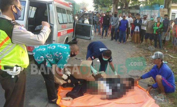Terjatuh Usai Lindas Balok Kayu, Pengendara Motor Tewas Dihantam Dump Truk Terjatuh Usai Lindas Balok Kayu, Pengendara Motor Tewas Dihantam Dump Truk