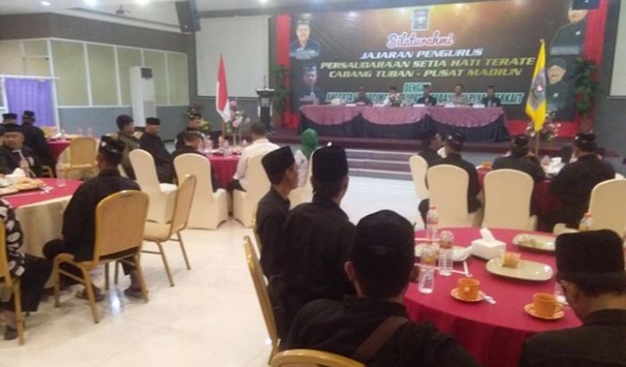 PSHT Cabang Tuban Serahkan Lisensi dan Hak Paten Organisasi kepada Bupati PSHT Cabang Tuban Serahkan Lisensi dan Hak Paten Organisasi kepada Bupati