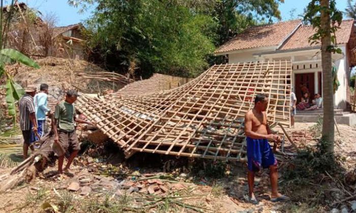 Usai Jumatan, Puting Beliung Robohkan Rumah Gedek Seorang Kakek di Jember