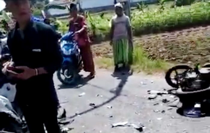 Kecelakaan Beruntun 3 Sepeda Motor di Proppo Pamekasan, 1 Meninggal Dunia Kecelakaan Beruntun 3 Sepeda Motor di Proppo Pamekasan, 1 Meninggal Dunia