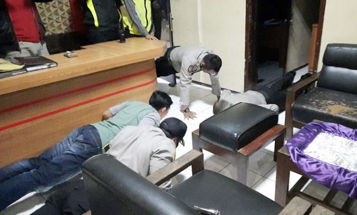Tak Patuh Protokol Kesehatan, Kapolres Blitar Ajak Anggota Push Up Bareng Tak Patuh Protokol Kesehatan, Kapolres Blitar Ajak Anggota Push Up Bareng