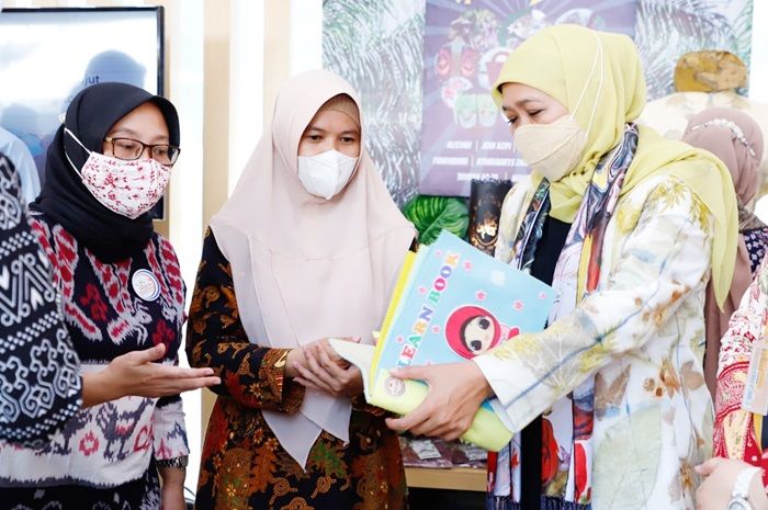Wujudkan UMKM Jatim Naik Kelas, Gubernur Khofifah Tekankan Pentingnya Tiga Hal ini Wujudkan UMKM Jatim Naik Kelas, Gubernur Khofifah Tekankan Pentingnya Tiga Hal ini