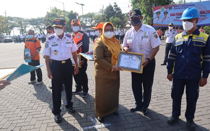 Peringati Hari Perhubungan, Wabup Gresik Beri Reward Petugas Lalin Peringati Hari Perhubungan, Wabup Gresik Beri Reward Petugas Lalin