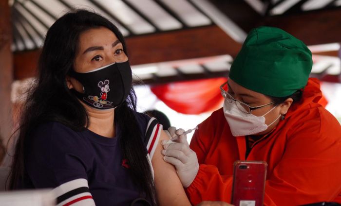 300 Warga Terima Vaksinasi di Rumah Dinas Wali Kota Batu 300 Warga Terima Vaksinasi di Rumah Dinas Wali Kota Batu