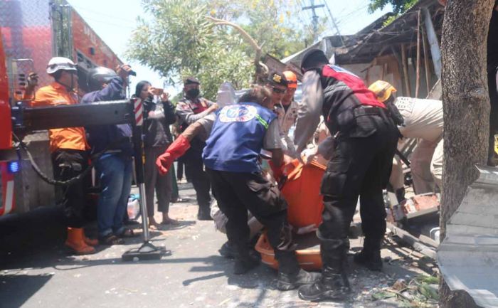 Tertimpa Tembok Bekas Ruko Kosong, Seorang Tukang Becak di Jombang Tewas Tertimpa Tembok Bekas Ruko Kosong, Seorang Tukang Becak di Jombang Tewas