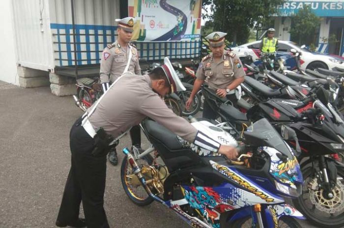 Puluhan Sepeda Motor Diduga Terlibat Dalam Balap Liar Diamankan Polisi Puluhan Sepeda Motor Diduga Terlibat Dalam Balap Liar Diamankan Polisi