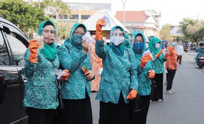 TP PKK Kota Pasuruan Gandeng Ibu-ibu Bhayangkari dan Persit Bagikan Masker Kain TP PKK Kota Pasuruan Gandeng Ibu-ibu Bhayangkari dan Persit Bagikan Masker Kain