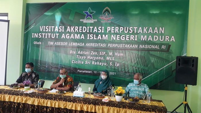 Tim Akreditasi Perpusnas Lakukan Penilaian Akreditasi Perpustakaan IAIN Madura