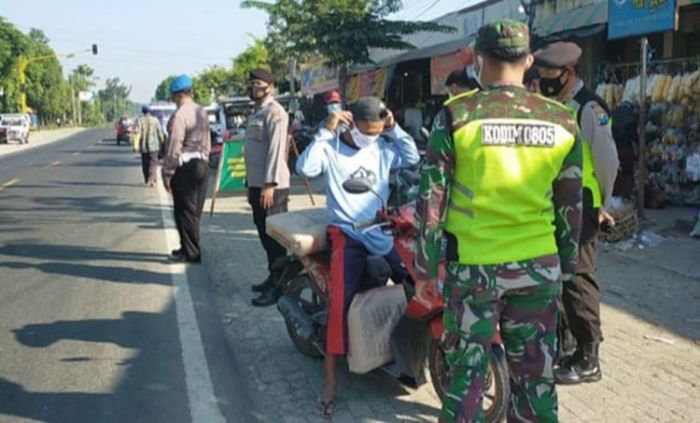 PPKM Level IV, Koramil dan Polsek Padas Gelar Operasi Yustisi di Jalan Raya Ngawi-Caruban PPKM Level IV, Koramil dan Polsek Padas Gelar Operasi Yustisi di Jalan Raya Ngawi-Caruban