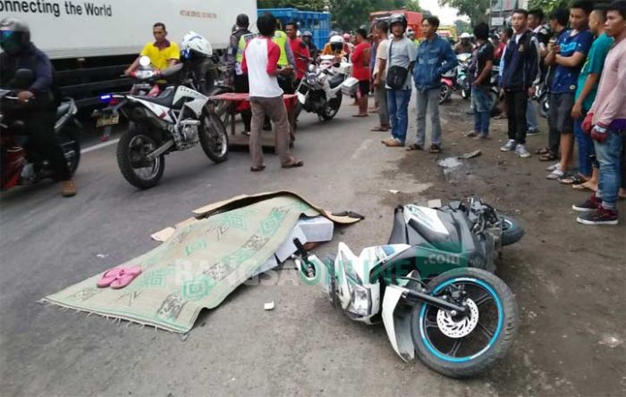 Pengendara Motor di Jombang Tewas Dilindas Truk Tangki Gandeng Pengendara Motor di Jombang Tewas Dilindas Truk Tangki Gandeng