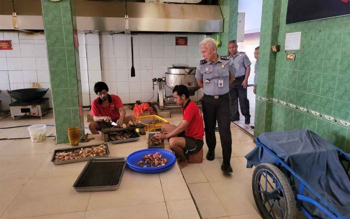 Kadivpas Beri Atensi Khusus di Pelayanan Makanan, Targetkan Lapas Surabaya Punya Dapur Sehat Kadivpas Beri Atensi Khusus di Pelayanan Makanan, Targetkan Lapas Surabaya Punya Dapur Sehat