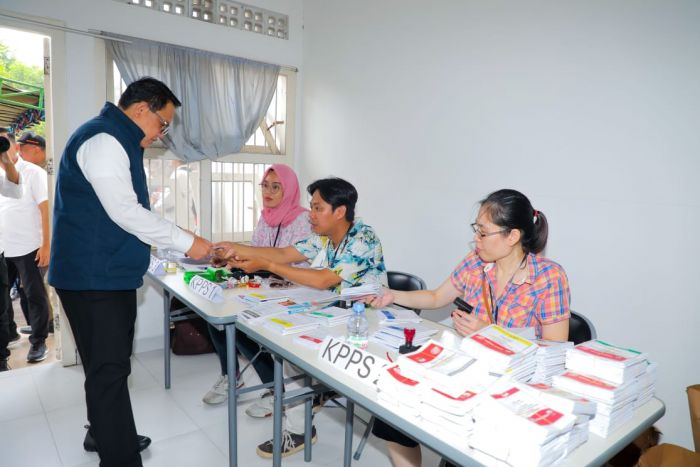 Plh Gubernur Jatim Nyoblos di TPS 37 Tegalsari Surabaya, Ajak Masyarakat untuk Tidak Golput