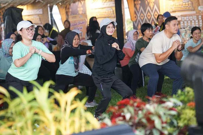 Ikut Olahraga Strong Nation di Finfest 2025, Vinanda Prameswati Apresiasi OJK Kediri Ikut Olahraga Strong Nation di Finfest 2025, Vinanda Prameswati Apresiasi OJK Kediri