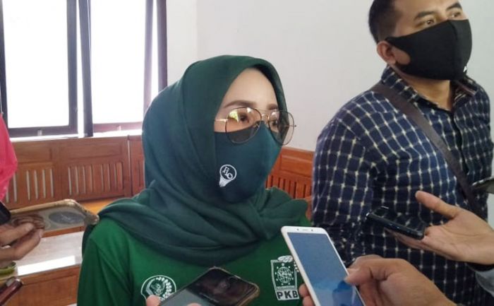 Ratna Juwita Sari Bagikan 25 Ton Beras yang Berasal dari Gaji dan Tunjangannya Menjabat DPR RI Ratna Juwita Sari Bagikan 25 Ton Beras yang Berasal dari Gaji dan Tunjangannya Menjabat DPR RI