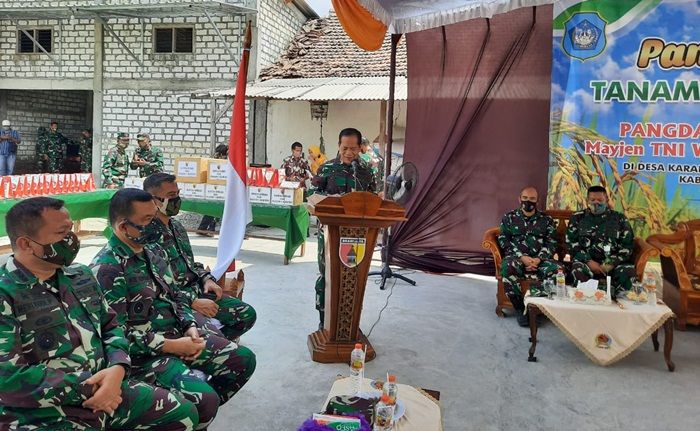 Hadiri Panen Raya, Pangdam: Daerah Lain Belum Mampu Seperti Petani Lamongan