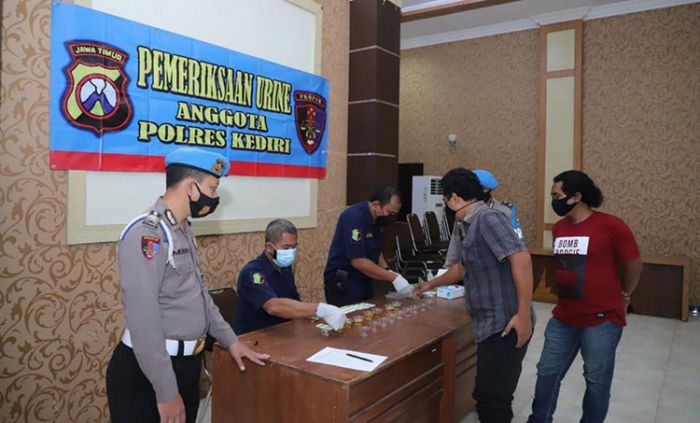 Antisipasi Penyalahgunaan Narkotika, Anggota Polres Kediri Dites Urine Antisipasi Penyalahgunaan Narkotika, Anggota Polres Kediri Dites Urine